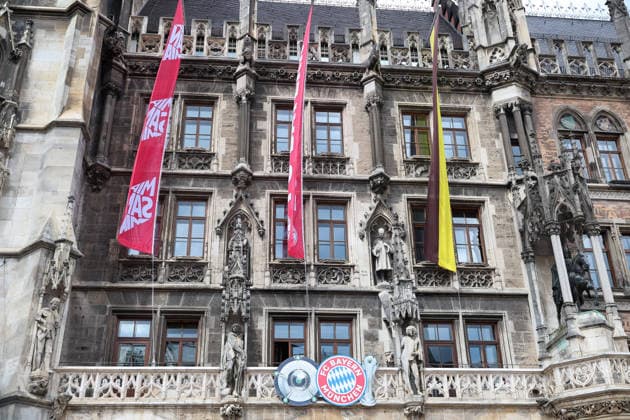 Der Rathaus-Balkon mit Bayern Fahnen, dem Bayern Logo, der Meisterschale und dem DFB-Pokal, GER, Empfang der FC Bayern Muenchen Frauen im Rathaus und Meisterfeier am Marienplatz, 18.05.2026, GER, Empfang der FC Bayern Muenchen Frauen im Rathaus und Meisterfeier am Marienplatz, 18.05.2026 Muenchen Copyright: xEibner-Pressefoto JennixMaulx EP_JML