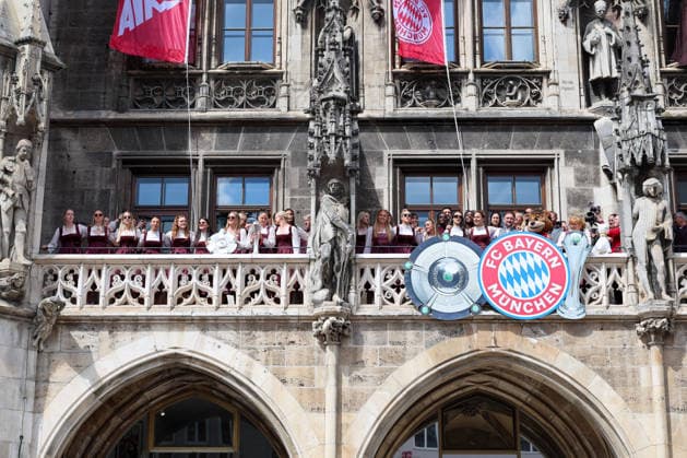 Das Team der FC Bayern Muenchen Frauen auf dem Rathaus-Balkon, GER, Empfang der FC Bayern Muenchen Frauen im Rathaus und Meisterfeier am Marienplatz, 18.05.2026, GER, Empfang der FC Bayern Muenchen Frauen im Rathaus und Meisterfeier am Marienplatz, 18.05.2026 Muenchen Copyright: xEibner-Pressefoto JennixMaulx EP_JML