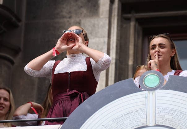 Fussball, Frauen, Bundesliga, Saison 2025 2026, FC Bayern München,Frauen, Doublefeier, Rathausbalkon, Marienplatz Carolin Simon (FC Bayern München) mit Botschaft an die Fans, rechts Georgia Stanway (FC Bayern München)
