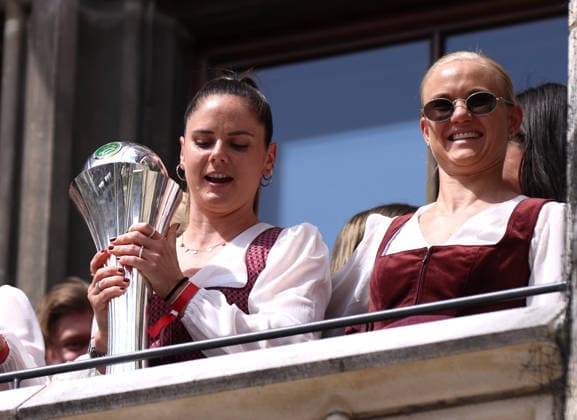 Fussball, Frauen, Bundesliga, Saison 2025 2026, FC Bayern München,Frauen, Doublefeier, Rathausbalkon, Marienplatz Sarah Zadrazil (FC Bayern München) (li.) mit dem DFB-Pokal hier mit Pernille Harder (FC Bayern München) (re.)