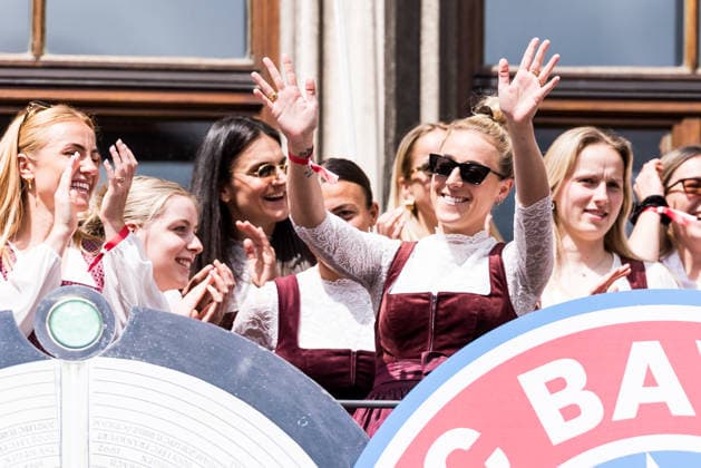 MUNICH, GERMANY - MAY 18: Carolin Simon (FC Bayern Muenchen, 30) waving during the Meisterfeier of FC Bayern Muenchen women at Marienplatz on May 18, 2026 in Munich, Germany. Bavaria Germany Copyright: xSteffiexWunderlx