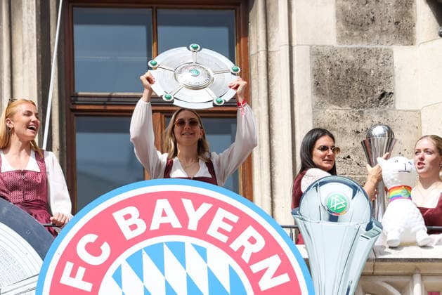 Katharina Naschenweng (FC Bayern Muenchen, 19) mit der Meisteschale, GER, Empfang der FC Bayern Muenchen Frauen im Rathaus und Meisterfeier am Marienplatz, 18.05.2026, GER, Empfang der FC Bayern Muenchen Frauen im Rathaus und Meisterfeier am Marienplatz, 18.05.2026 Muenchen Copyright: xEibner-Pressefoto JennixMaulx EP_JML