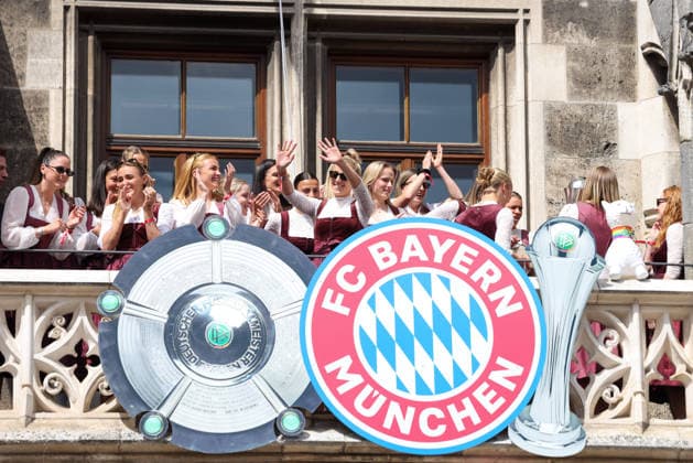 Das Team der FC Bayern Muenchen Frauen auf dem Rathaus-Balkon, GER, Empfang der FC Bayern Muenchen Frauen im Rathaus und Meisterfeier am Marienplatz, 18.05.2026, GER, Empfang der FC Bayern Muenchen Frauen im Rathaus und Meisterfeier am Marienplatz, 18.05.2026 Muenchen Copyright: xEibner-Pressefoto JennixMaulx EP_JML