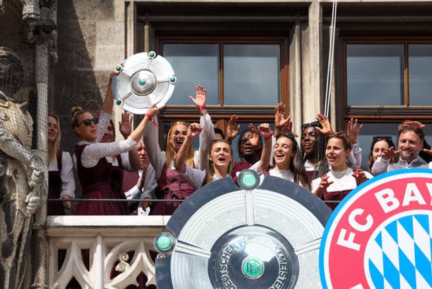 Das Team der FC Bayern Muenchen Frauen auf dem Rathaus-Balkon, Carolin Simon (FC Bayern Muenchen, 30) mit der Meisterschale, GER, Empfang der FC Bayern Muenchen Frauen im Rathaus und Meisterfeier am Marienplatz, 18.05.2026, GER, Empfang der FC Bayern Muenchen Frauen im Rathaus und Meisterfeier am Marienplatz, 18.05.2026 Muenchen Copyright: xEibner-Pressefoto JennixMaulx EP_JML
