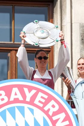 Sarah Zadrazil (FC Bayern Muenchen, 25) mit der Meisterschale, GER, Empfang der FC Bayern Muenchen Frauen im Rathaus und Meisterfeier am Marienplatz, 18.05.2026, GER, Empfang der FC Bayern Muenchen Frauen im Rathaus und Meisterfeier am Marienplatz, 18.05.2026 Muenchen Copyright: xEibner-Pressefoto JennixMaulx EP_JML
