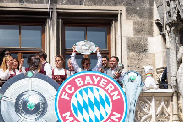 Das Team der FC Bayern Muenchen Frauen auf dem Rathaus-Balkon, Bianca Rech (FC Bayern Muenchen, Abteilungsleiterin Frauenfussball) mit der Meisteschale und Jose Barcala (FC Bayern Muenchen, Chef-Trainer) mit dem DFB-Pokal, GER, Empfang der FC Bayern Muenchen Frauen im Rathaus und Meisterfeier am Marienplatz, 18.05.2026, GER, Empfang der FC Bayern Muenchen Frauen im Rathaus und Meisterfeier am Marienplatz, 18.05.2026 Muenchen Copyright: xEibner-Pressefoto JennixMaulx EP_JML