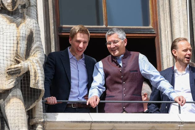 Dominik Krause (Gruene, Oberbuergermeister Stadt Muenchen) mit Herbert Hainer (FC Bayern Muenchen, Praesident) und Rouven Kasper (Vorstand Marketing und Vertrieb, FC Bayern Muenchen), GER, Empfang der FC Bayern Muenchen Frauen im Rathaus und Meisterfeier am Marienplatz, 18.05.2026, GER, Empfang der FC Bayern Muenchen Frauen im Rathaus und Meisterfeier am Marienplatz, 18.05.2026 Muenchen Copyright: xEibner-Pressefoto JennixMaulx EP_JML
