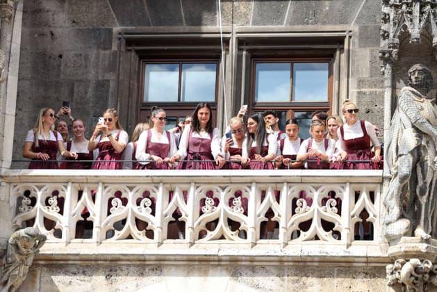 Das Team der FC Bayern Muenchen Frauen auf dem Rathaus-Balkon, GER, Empfang der FC Bayern Muenchen Frauen im Rathaus und Meisterfeier am Marienplatz, 18.05.2026, GER, Empfang der FC Bayern Muenchen Frauen im Rathaus und Meisterfeier am Marienplatz, 18.05.2026 Muenchen Copyright: xEibner-Pressefoto JennixMaulx EP_JML