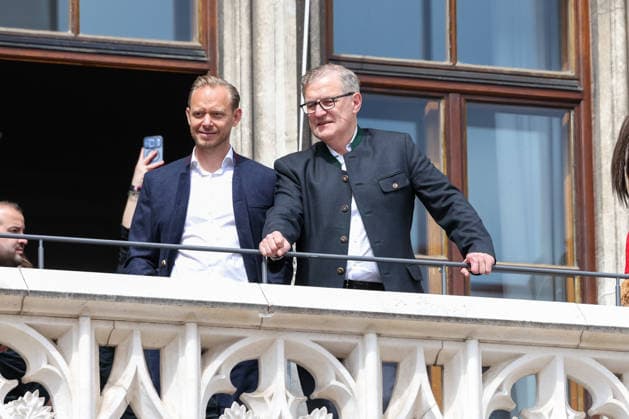 Rouven Kasper (Vorstand Marketing und Vertrieb, FC Bayern Muenchen) mit Jan-Christian Dreesen (FC Bayern Muenchen, Vorstandsvorsitzender), GER, Empfang der FC Bayern Muenchen Frauen im Rathaus und Meisterfeier am Marienplatz, 18.05.2026, GER, Empfang der FC Bayern Muenchen Frauen im Rathaus und Meisterfeier am Marienplatz, 18.05.2026 Muenchen Copyright: xEibner-Pressefoto JennixMaulx EP_JML