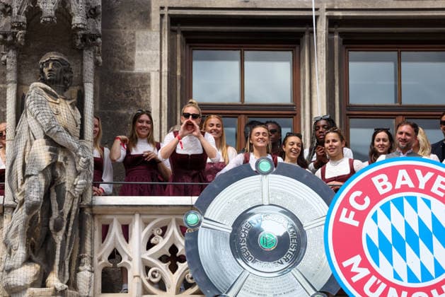 Das Team der FC Bayern Muenchen Frauen auf dem Rathaus-Balkon, Carolin Simon (FC Bayern Muenchen, 30) singt mit Georgia Stanway (FC Bayern Muenchen, 31), GER, Empfang der FC Bayern Muenchen Frauen im Rathaus und Meisterfeier am Marienplatz, 18.05.2026, GER, Empfang der FC Bayern Muenchen Frauen im Rathaus und Meisterfeier am Marienplatz, 18.05.2026 Muenchen Copyright: xEibner-Pressefoto JennixMaulx EP_JML