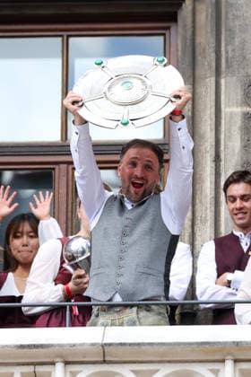 Jose Barcala (FC Bayern Muenchen, Chef-Trainer) mit der Meisterschale, GER, Empfang der FC Bayern Muenchen Frauen im Rathaus und Meisterfeier am Marienplatz, 18.05.2026, GER, Empfang der FC Bayern Muenchen Frauen im Rathaus und Meisterfeier am Marienplatz, 18.05.2026 Muenchen Copyright: xEibner-Pressefoto JennixMaulx EP_JML