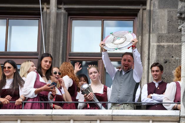 Jose Barcala (FC Bayern Muenchen, Chef-Trainer) mit der Meisterschale, GER, Empfang der FC Bayern Muenchen Frauen im Rathaus und Meisterfeier am Marienplatz, 18.05.2026, GER, Empfang der FC Bayern Muenchen Frauen im Rathaus und Meisterfeier am Marienplatz, 18.05.2026 Muenchen Copyright: xEibner-Pressefoto JennixMaulx EP_JML