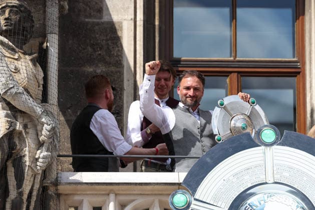 Jose Barcala (FC Bayern Muenchen, Chef-Trainer) mit der Meisterschale, GER, Empfang der FC Bayern Muenchen Frauen im Rathaus und Meisterfeier am Marienplatz, 18.05.2026, GER, Empfang der FC Bayern Muenchen Frauen im Rathaus und Meisterfeier am Marienplatz, 18.05.2026 Muenchen Copyright: xEibner-Pressefoto JennixMaulx EP_JML