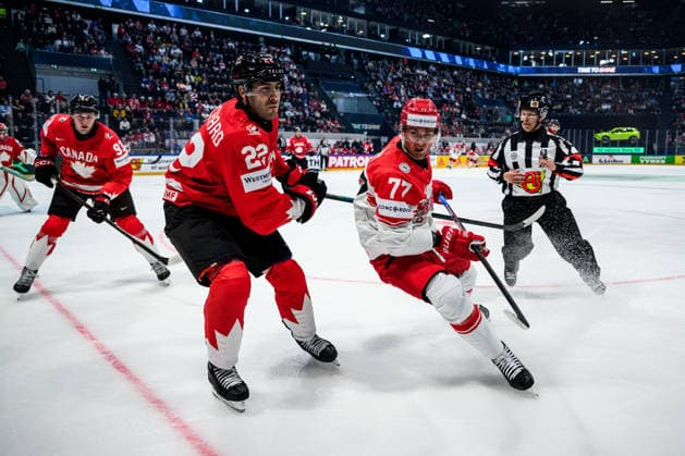 260518 Evan Bouchard of Canada and Mathias From of Denmark during the 2026 IIHF Ice hockey, Eishockey World Championship, WM, Weltmeisterschaft match between Canada and Denmark on May 18, 2026 in Fribourg. Photo: Jesper Zerman BILDBYRAN kod JZ JZ0718 ishockey ice hockey ishockey-vm 2026 vm 2026 iihf world championship kanada canada danmark denmark canada kanada bbeng danmark denmark Copyright: JESPERxZERMAN BB260518JZ075