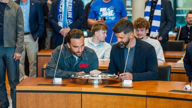 Empfang S04 in Gelsenkirchen - Kenan Karaman und Miron Muslic ** NUR FÜR REDAKTIONELLE ZWECKE ** EDITORIAL USE ONLY **<p>Empfang Schalke 04 Vertreter bei Oberbürgermeisterin Andrea Henze (SPD) am Dienstag, 20. Mai 2025 im Hans-Sachs-Haus in Gelsenkirchen.¨ Deutschland NRW Gelsenkirchen Copyright: ChristophxWojtyczka