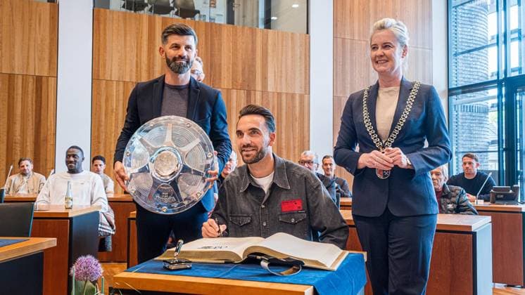 Empfang S04 in Gelsenkirchen ** NUR FÜR REDAKTIONELLE ZWECKE ** EDITORIAL USE ONLY **<p>v.l. Kenan Karaman, Miron Muslic und Oberbürgermeisterin Andrea Henze Chef-Trainer des FC Schalke 04 und Empfang Schalke 04 Vertreter bei Oberbürgermeisterin Andrea Henze (SPD) am Dienstag, 20. Mai 2025 im Hans-Sachs-Haus in Gelsenkirchen.¨ Deutschland NRW Gelsenkirchen Copyright: ChristophxWojtyczka