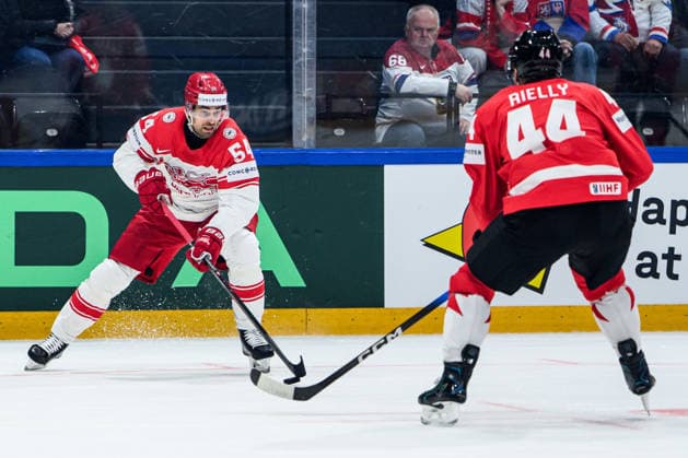 260518 Felix Scheel of Denmark and Morgan Rielly of Canada during the 2026 IIHF Ice hockey, Eishockey World Championship, WM, Weltmeisterschaft match between Canada and Denmark on May 18, 2026 in Fribourg. Photo: Jesper Zerman BILDBYRAN kod JZ JZ0718 ishockey ice hockey ishockey-vm 2026 vm 2026 iihf world championship kanada canada danmark denmark canada kanada bbeng danmark denmark Copyright: JESPERxZERMAN BB260518JZ079
