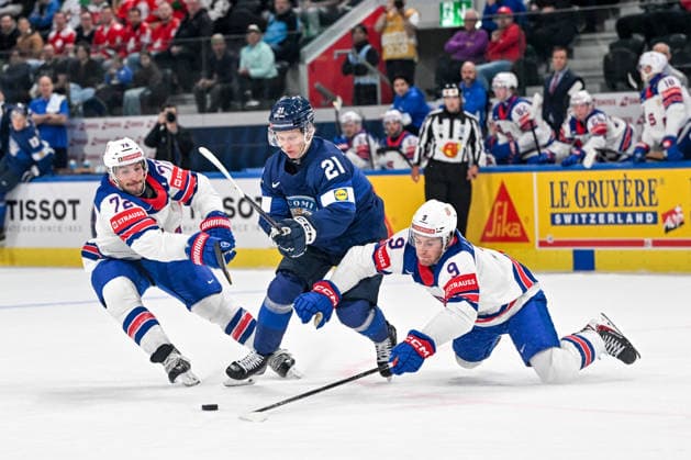 ZURICH, SWITZERLAND - MAY 18: Patrik Puistola of Finland in a battle for the puck against Justin Faulk of United States L) and Ryan Leonard of United States R) during the 2026 IIHF Ice hockey, Eishockey World Championship, WM, Weltmeisterschaft Switzerland game between Finland and USA at Swiss Life Arena on May 18, 2026 in Zurich, Zurich. Zurich Swiss Life Arena Zurich Switzerland Copyright: xJustPictures.ch AndreaxBrancax jp-en-EuSpIm-JP7_ANB_Fin_USA_18052026_9406