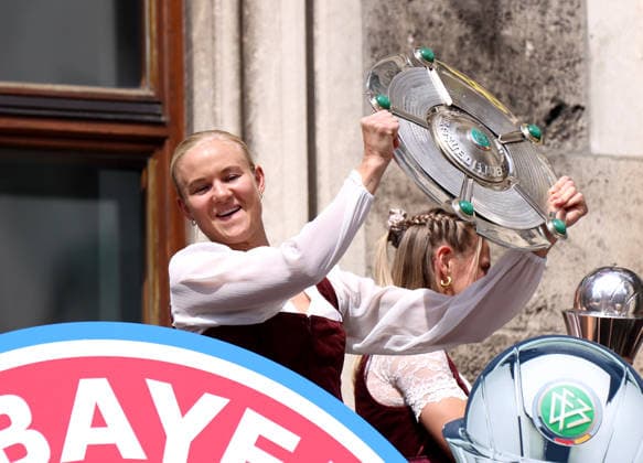 Fussball, Frauen, Bundesliga, Saison 2025 2026, FC Bayern München,Frauen, Doublefeier, Rathausbalkon, Marienplatz Pernille Harder (FC Bayern München) mit der Meisterschale auf dem Rathausbalkon