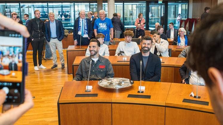 Empfang S04 in Gelsenkirchen ** NUR FÜR REDAKTIONELLE ZWECKE ** EDITORIAL USE ONLY **<p>Empfang Schalke 04 Vertreter bei Oberbürgermeisterin Andrea Henze (SPD) am Dienstag, 20. Mai 2025 im Hans-Sachs-Haus in Gelsenkirchen.¨ Deutschland NRW Gelsenkirchen Copyright: ChristophxWojtyczka