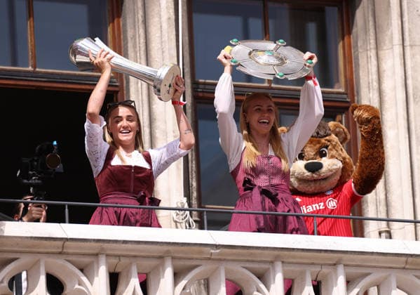 Fussball, Frauen, Bundesliga, Saison 2025 2026, FC Bayern München,Frauen, Doublefeier, Rathausbalkon, Marienplatz Georgia Stanway (FC Bayern München) (li.) mit dem DFB-Pokal und Glodis Perla Viggosdottir (FC Bayern München) (re.) mit der Meisterschale auf dem Rathausbalkon