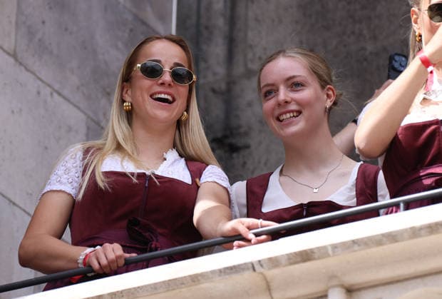 Fussball, Frauen, Bundesliga, Saison 2025 2026, FC Bayern München,Frauen, Doublefeier, Rathausbalkon, Marienplatz Giulia Gwinn (FC Bayern München) (li.) mit Franziska Kett (FC Bayern München) (re.) auf dem Rathausbalkon