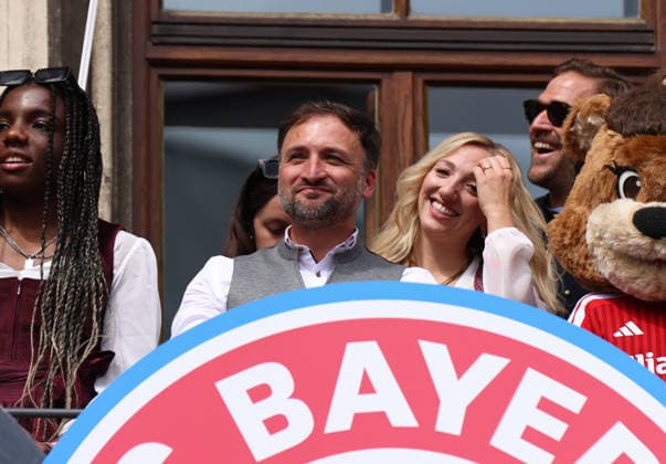 Fussball, Frauen, Bundesliga, Saison 2025 2026, FC Bayern München,Frauen, Doublefeier, Rathausbalkon, Marienplatz Jose Barcala, Trainer (FC Bayern München) auf dem Rathausbalkon