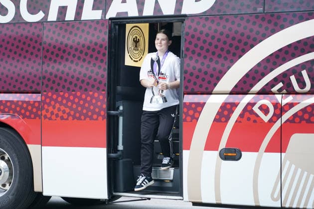 Laura Dafinger (Deutschland U17, U 17 steigt mit dem Pokal aus dem Bus - Frankfurt 18.05.2026: Empfang der U17-Europameisterinnen im DFB-Campus