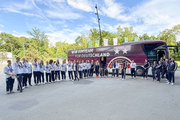 U17, U 17 Nationalmannschaft mit dem Pokal am Teambus in Frankfurt vor dem DFB Campus - Frankfurt 18.05.2026: Empfang der U17-Europameisterinnen im DFB-Campus