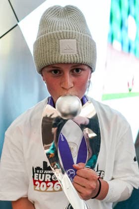 Finaltorschützin Marie Kleemann (Eintracht Frankfurt, Deutschland U17, U 17 mit dem Europameister-Pokal - Frankfurt 18.05.2026: Empfang der U17-Europameisterinnen im DFB-Campus