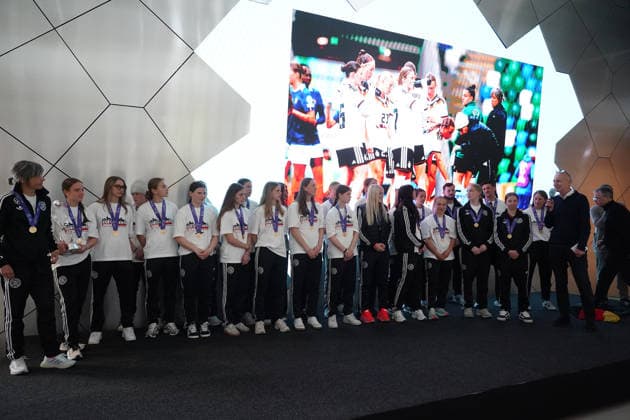 Kapitänin Johanna Hebben (Deutschland U17, U 17 mit Pokal und dem Team im DFB Campus zum Empfang der Europameisterinnen - Frankfurt 18.05.2026: Empfang der U17-Europameisterinnen im DFB-Campus
