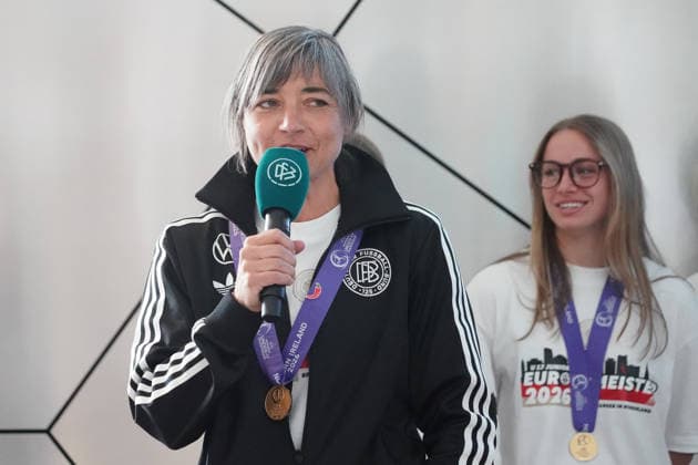 Trainerin Sabine Loderer (Deutschland U17, U 17 erklärt was es mit der Chili auf sich hat - Frankfurt 18.05.2026: Empfang der U17-Europameisterinnen im DFB-Campus