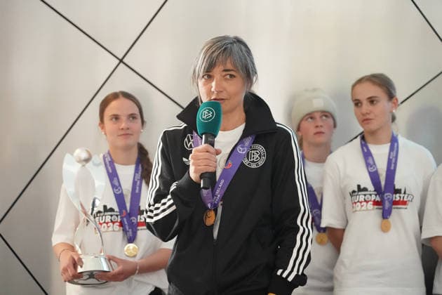 Trainerin Sabine Loderer und Kapitänin Johanna Hebben (Deutschland U17, U 17 - Frankfurt 18.05.2026: Empfang der U17-Europameisterinnen im DFB-Campus