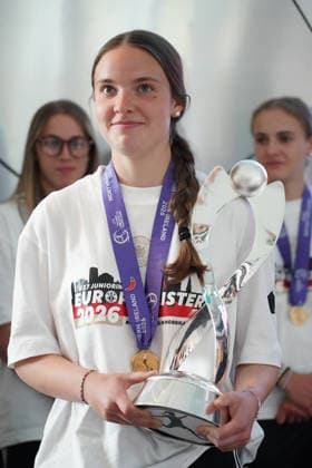 Kapitänin Johanna Hebben (Deutschland U17, U 17 mit Pokal und dem Team im DFB Campus zum Empfang der Europameisterinnen - Frankfurt 18.05.2026: Empfang der U17-Europameisterinnen im DFB-Campus
