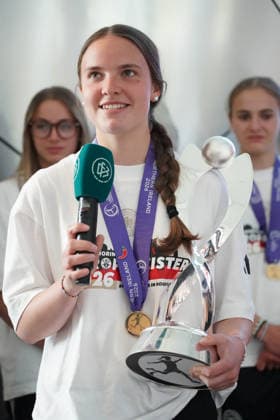 Kapitänin Johanna Hebben (Deutschland U17, U 17 mit Pokal und dem Team im DFB Campus zum Empfang der Europameisterinnen - Frankfurt 18.05.2026: Empfang der U17-Europameisterinnen im DFB-Campus