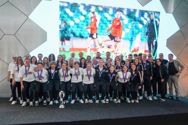 U17, U 17 Juniorinnen Nationalmannschaft feiert den Europameistertitel auf der Bühne des DFB-Campus - Frankfurt 18.05.2026: Empfang der U17-Europameisterinnen im DFB-Campus