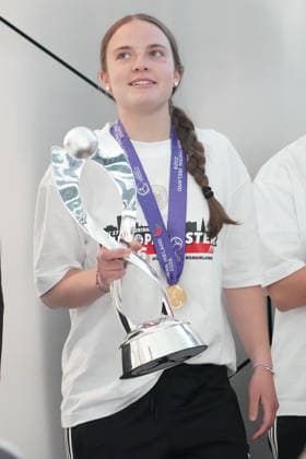 Kapitänin Johanna Hebben (Deutschland U17, U 17 mit Pokal und dem Team im DFB Campus zum Empfang der Europameisterinnen - Frankfurt 18.05.2026: Empfang der U17-Europameisterinnen im DFB-Campus