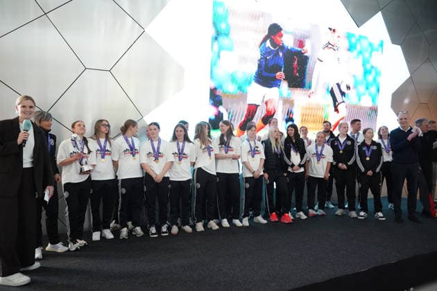 Kapitänin Johanna Hebben (Deutschland U17, U 17 mit Pokal und dem Team im DFB Campus zum Empfang der Europameisterinnen - Frankfurt 18.05.2026: Empfang der U17-Europameisterinnen im DFB-Campus