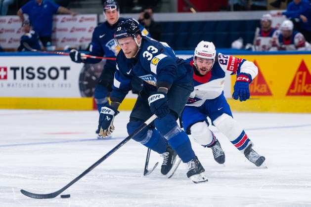ZURICH, SWITZERLAND - MAY 18: Nikolas Matinpalo (Finland, 33) in the battle for the puck with Isaac Howard (United States, 22) during the Preliminary Round - Group A Match 17 between Finland and United States at the IIHF Ice hockey, Eishockey World Championship, WM, Weltmeisterschaft 2026, Swiss Life Arena on May 18, 2026 in Zurich, Switzerland. Zurich Switzerland Copyright: xTimoxSteinx