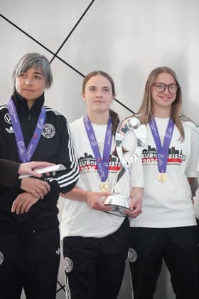 Trainerin Sabine Loderer, Kapitänin Johanna Hebben (Deutschland U17, U 17 mit Pokal und dem Team im DFB Campus zum Empfang der Europameisterinnen - Frankfurt 18.05.2026: Empfang der U17-Europameisterinnen im DFB-Campus