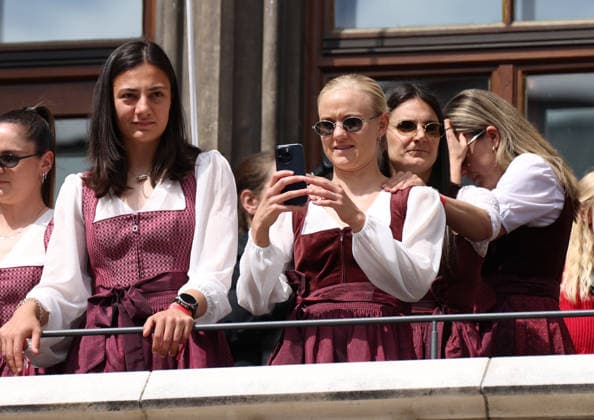 Fussball, Frauen, Bundesliga, Saison 2025 2026, FC Bayern München,Frauen, Doublefeier, Rathausbalkon, Marienplatz Maria Luisa Grohs (FC Bayern München) (li.) mit Pernille Harder (FC Bayern München) (re.) mit Handy auf dem Rathausbalkon