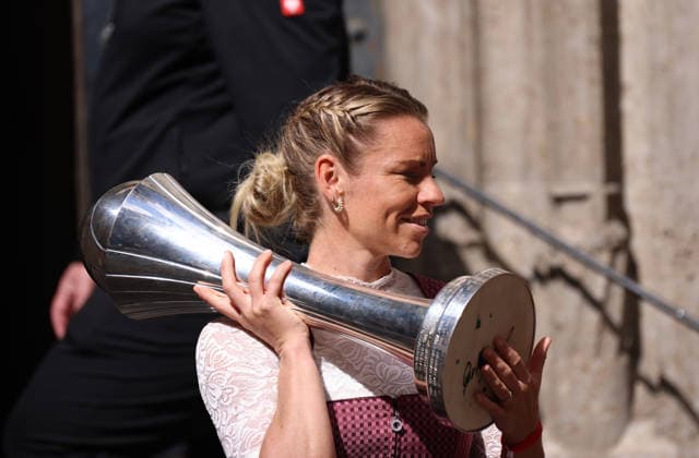 Fussball, Frauen, Bundesliga, Saison 2025 2026, FC Bayern München,Frauen, Doublefeier, Rathausbalkon, Marienplatz Linda Dallmann (FC Bayern München) mit dem DFB-Pokal in der Hand