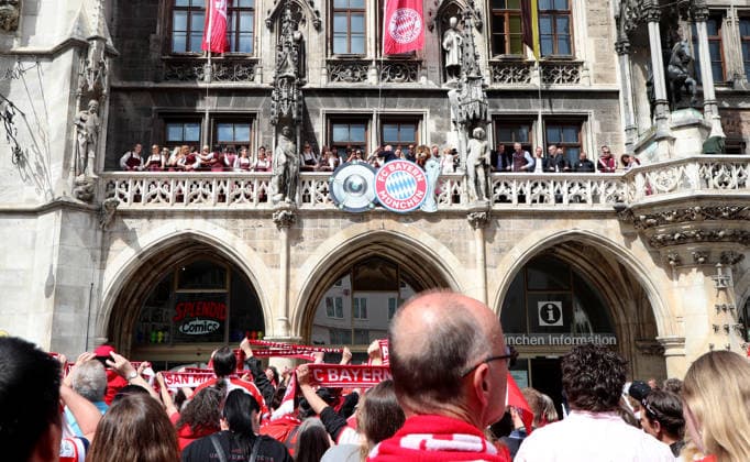 Fussball, Frauen, Bundesliga, Saison 2025 2026, FC Bayern München,Frauen, Doublefeier, Rathausbalkon, Marienplatz Blick von den Fans unten nach oben zum Rathausbalkon wo die Mannschaft des FC Bayern München Frauen sich feiern lassen