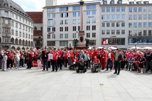 Fussball, Frauen, Bundesliga, Saison 2025 2026, FC Bayern München,Frauen, Doublefeier, Rathausbalkon, Marienplatz Blick auf die Fans, die am Montag zur Meisterfeier der Frauen auf den Marienplatz kamen