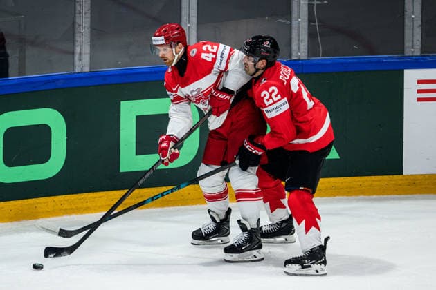 260518 Phillip Bruggisser of Denmark and Evan Bouchard of Canada during the 2026 IIHF Ice hockey, Eishockey World Championship, WM, Weltmeisterschaft match between Canada and Denmark on May 18, 2026 in Fribourg. Photo: Jesper Zerman BILDBYRAN kod JZ JZ0718 ishockey ice hockey ishockey-vm 2026 vm 2026 iihf world championship kanada canada danmark denmark canada kanada bbeng danmark denmark Copyright: JESPERxZERMAN BB260518JZ087
