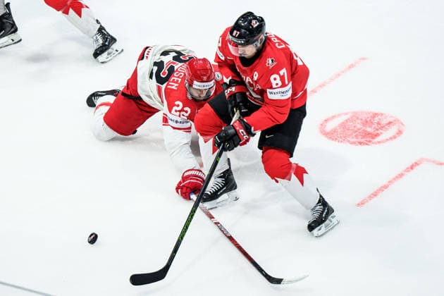 260518 Markus Lauridsen of Denmark and Sidney Crosby of Canada during the 2026 IIHF Ice hockey, Eishockey World Championship, WM, Weltmeisterschaft match between Canada and Denmark on May 18, 2026 in Fribourg. Photo: Jesper Zerman BILDBYRAN kod JZ JZ0718 ishockey ice hockey ishockey-vm 2026 vm 2026 iihf world championship kanada canada danmark denmark canada kanada bbeng danmark denmark Copyright: JESPERxZERMAN BB260518JZ088