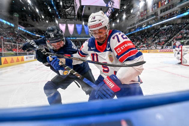 ZURICH, SWITZERLAND - MAY 18: Aleksander Barkov of Finland and Justin Faulk of United States in a battle along the boards during the 2026 IIHF Ice hockey, Eishockey World Championship, WM, Weltmeisterschaft Switzerland game between Finland and USA at Swiss Life Arena on May 18, 2026 in Zurich, Zurich. Zurich Swiss Life Arena Zurich Switzerland Copyright: xJustPictures.ch AndreaxBrancax jp-en-EuSpIm-JP7_ANB_Fin_USA_18052026_5031