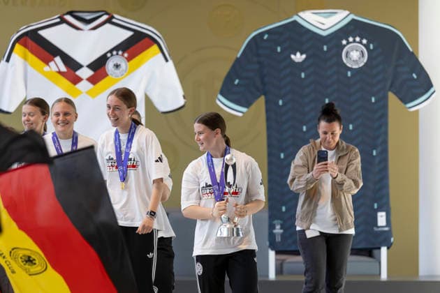 Empfang DFB U17, U 17 Juniorinnen am DFB Campus, 18.05.2026 Laura Dafinger (Deutsche U17 Juniorinnen Nationalmannschaft) hält die Trophäe und geht in den DFB Campus, ihre Mannschaftskolelginnen folgen ihr, Empfang DFB U17 Juniorinnen, Frankfurt, Stadion am Brentanobad, 18.5.2026 Copyright: xBEAUTIFULxSPORTS Gawlikx