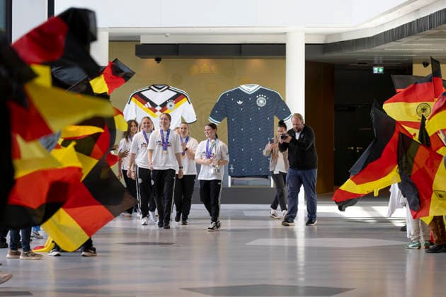 Empfang DFB U17, U 17 Juniorinnen am DFB Campus, 18.05.2026 Laura Dafinger (Deutsche U17 Juniorinnen Nationalmannschaft) mit der Trophäe in der Hand gehen in den DFB Campus, in dem viele Menschen Deutschland Fahnen, Flaggen schwenken und Spalier stehen, Empfang DFB U17 Juniorinnen, Frankfurt, Stadion am Brentanobad, 18.5.2026 Copyright: xBEAUTIFULxSPORTS Gawlikx