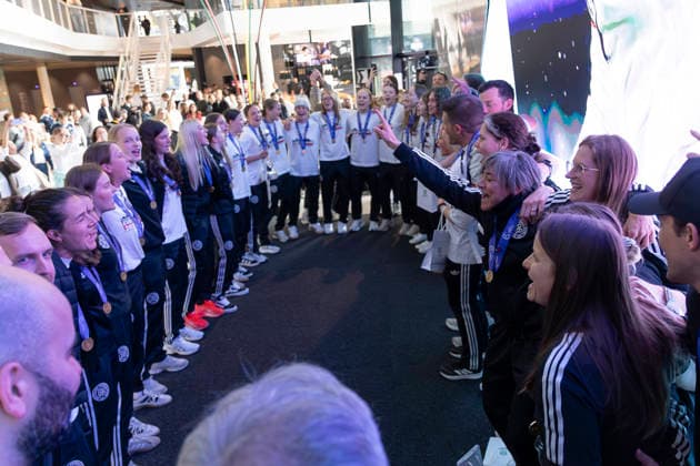 Empfang DFB U17, U 17 Juniorinnen am DFB Campus, 18.05.2026 Die Mannschaft der U17 Juniorinnen, die Europameisterinnen, mit Staff singen und feiern im Krei, Empfang DFB U17 Juniorinnen, Frankfurt, Stadion am Brentanobad, 18.5.2026 Copyright: xBEAUTIFULxSPORTS Gawlikx
